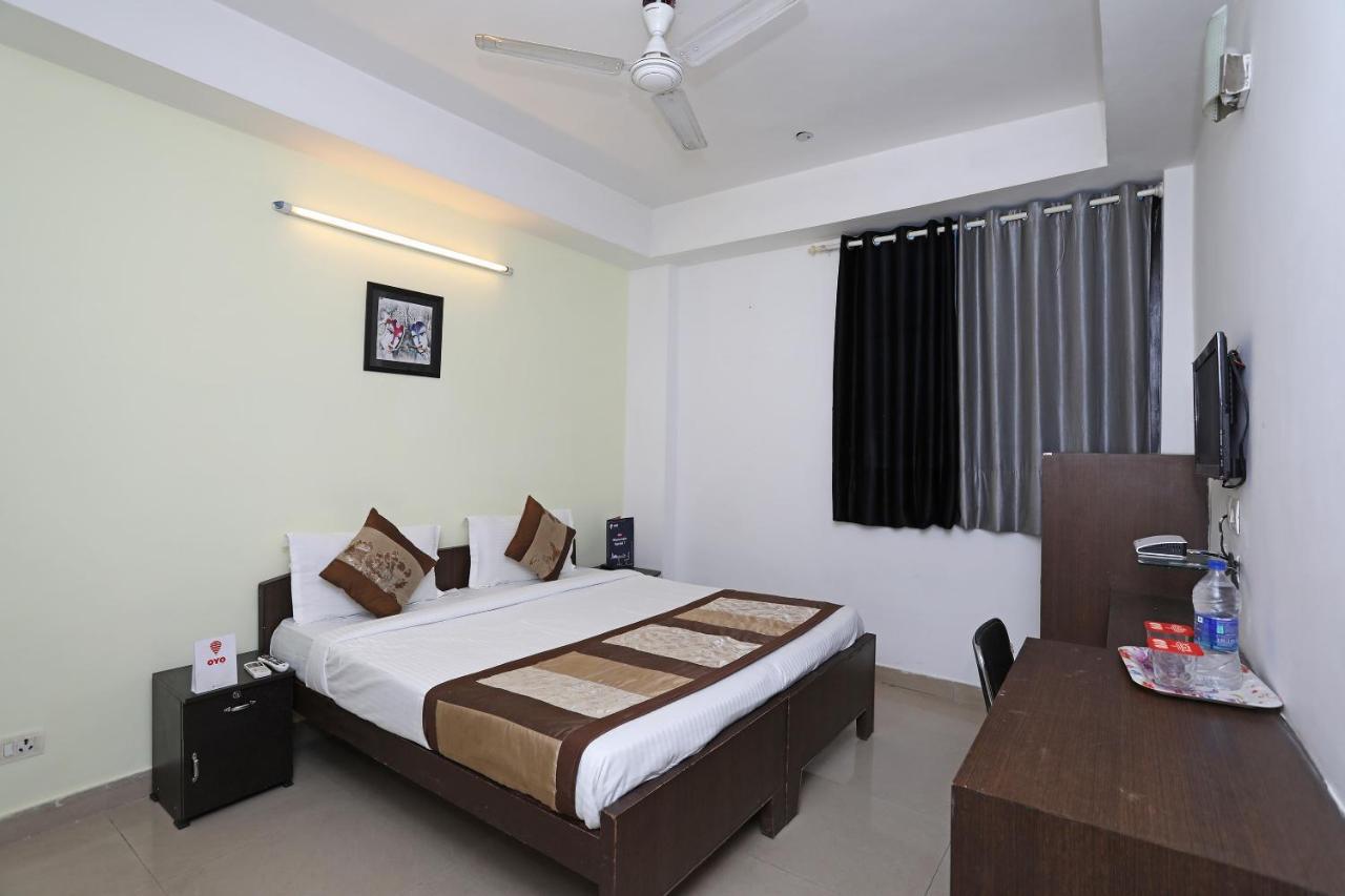 Oyo 11392 The Hotel Grand Hospitality Noida Esterno foto