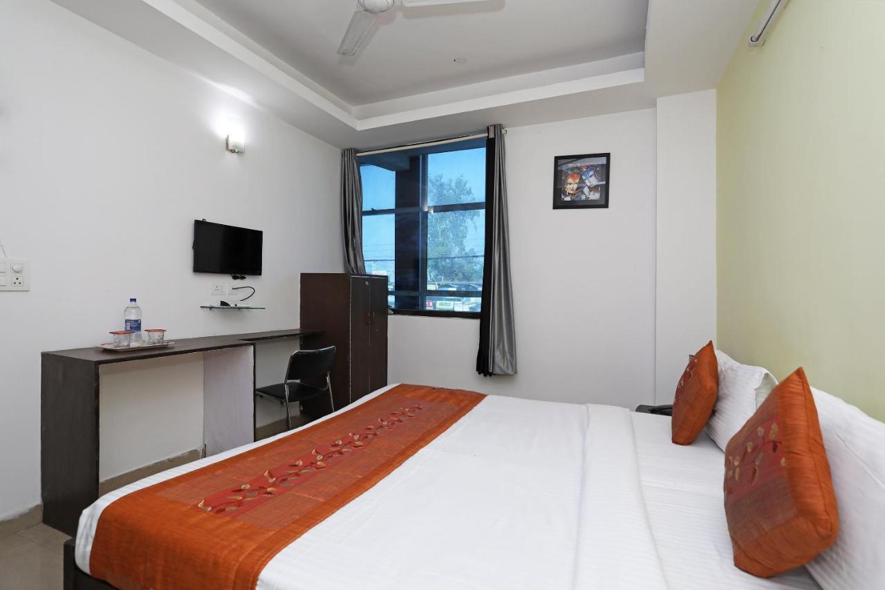 Oyo 11392 The Hotel Grand Hospitality Noida Esterno foto