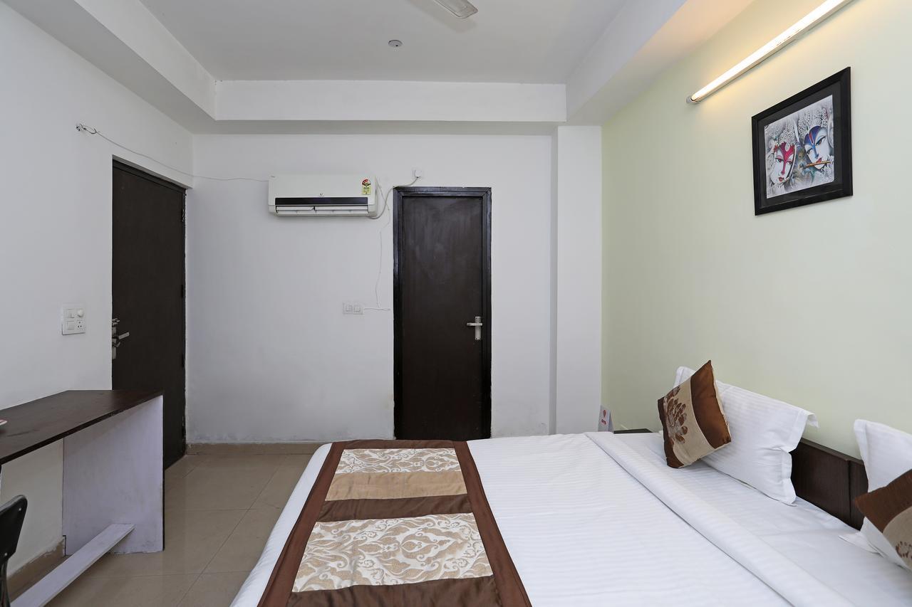 Oyo 11392 The Hotel Grand Hospitality Noida Esterno foto
